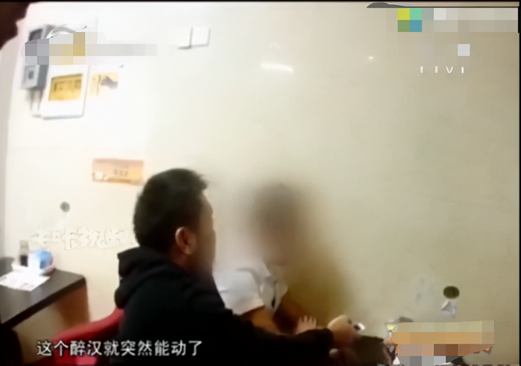 消费500多！男子洗浴中心按摩后逃单，手脚并用爬出了店