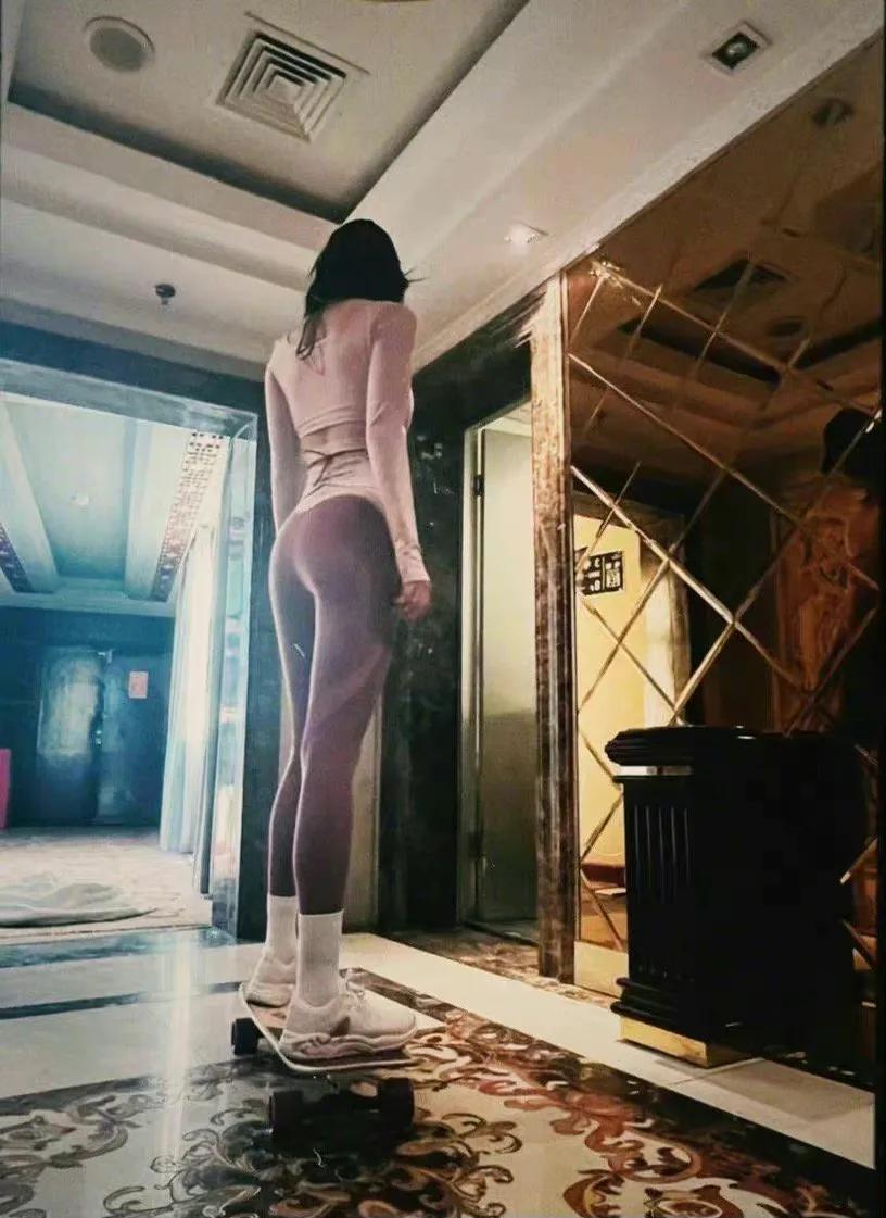 倪妮近期不同风格的穿搭