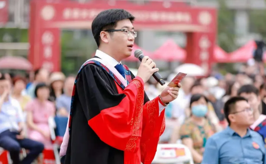 清华学生会主席有多“牛”？颜值与实力并存，与院长平起平坐？