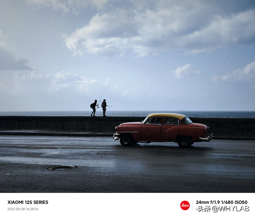 手机厂商们，该对相机水印上点心了