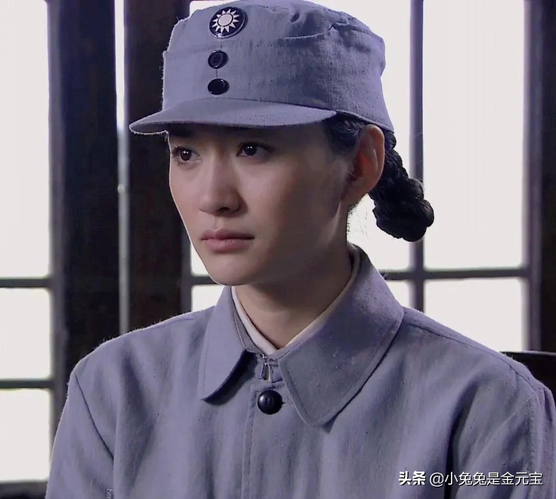 穿军装的李小冉 笑起来好可爱