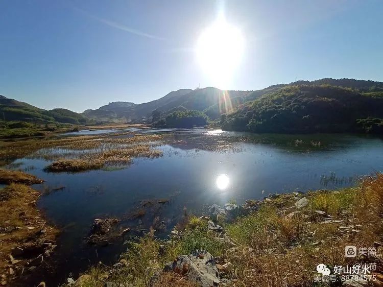 登高望远曷山行，青山叠翠水如练，天地壮美尽收眼底