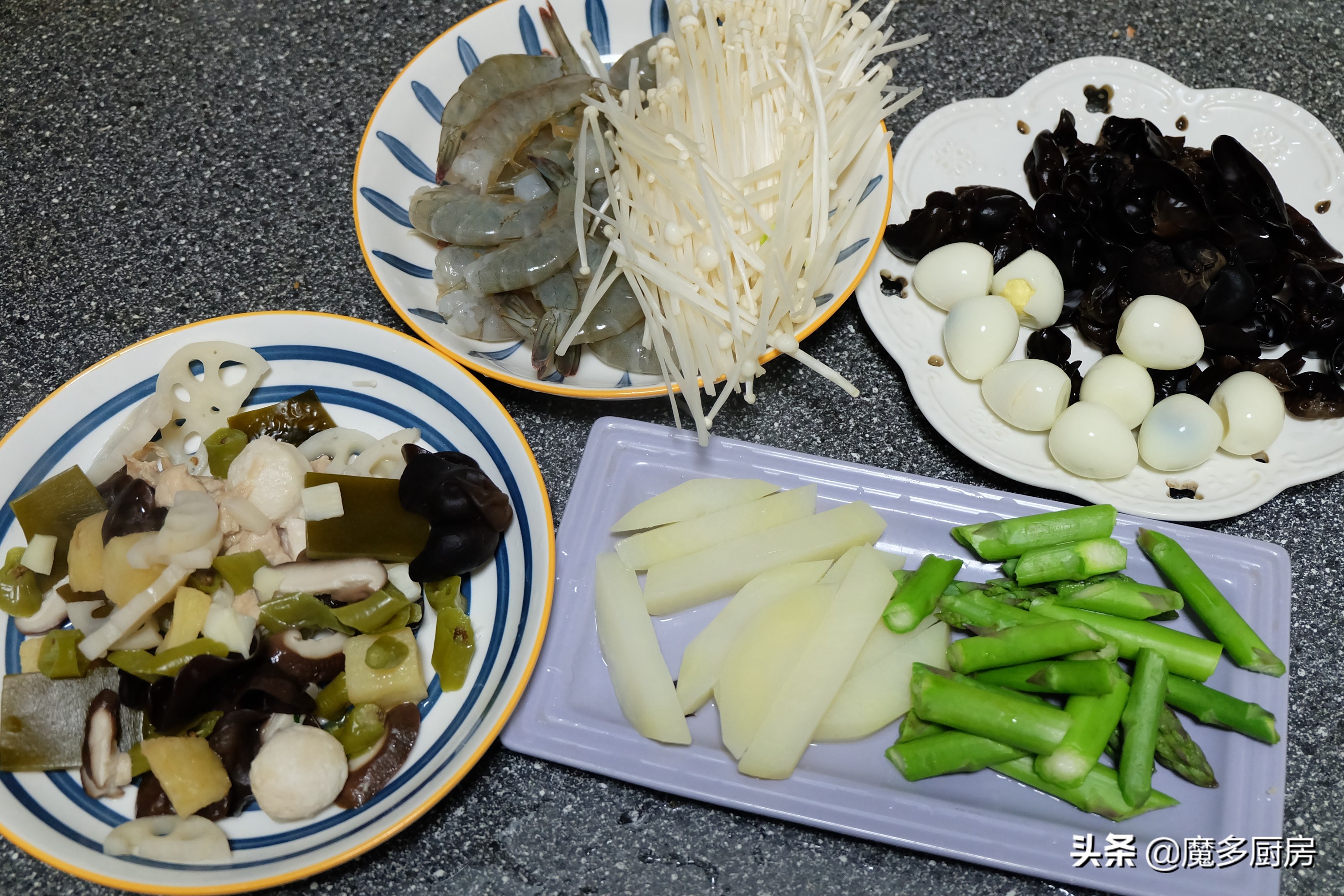 【準備食材】:麻辣香鍋半成品菜一份,蝦半斤,金針菇1小把,鵪鶉蛋適量