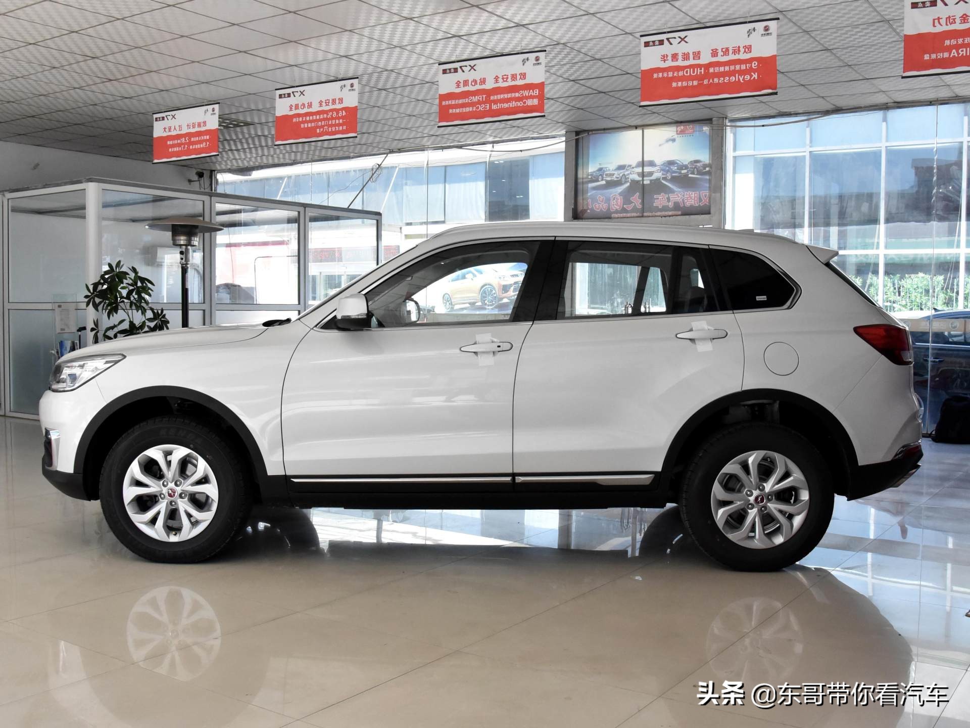 7.7L/100km，能见度比劳斯低，飞马车标，实拍汉腾X7