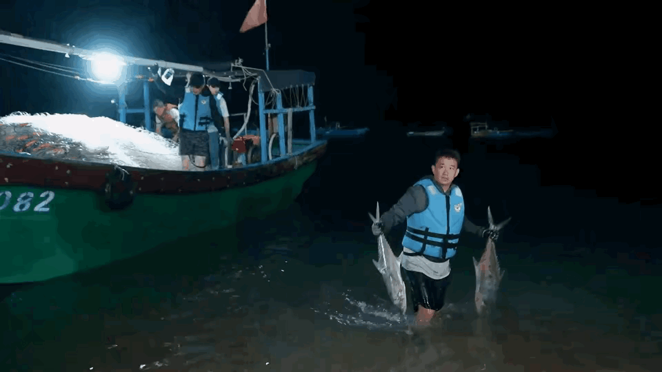 《向往的生活》又惹争议，网友质疑使用道具鱼，节目组发文否认