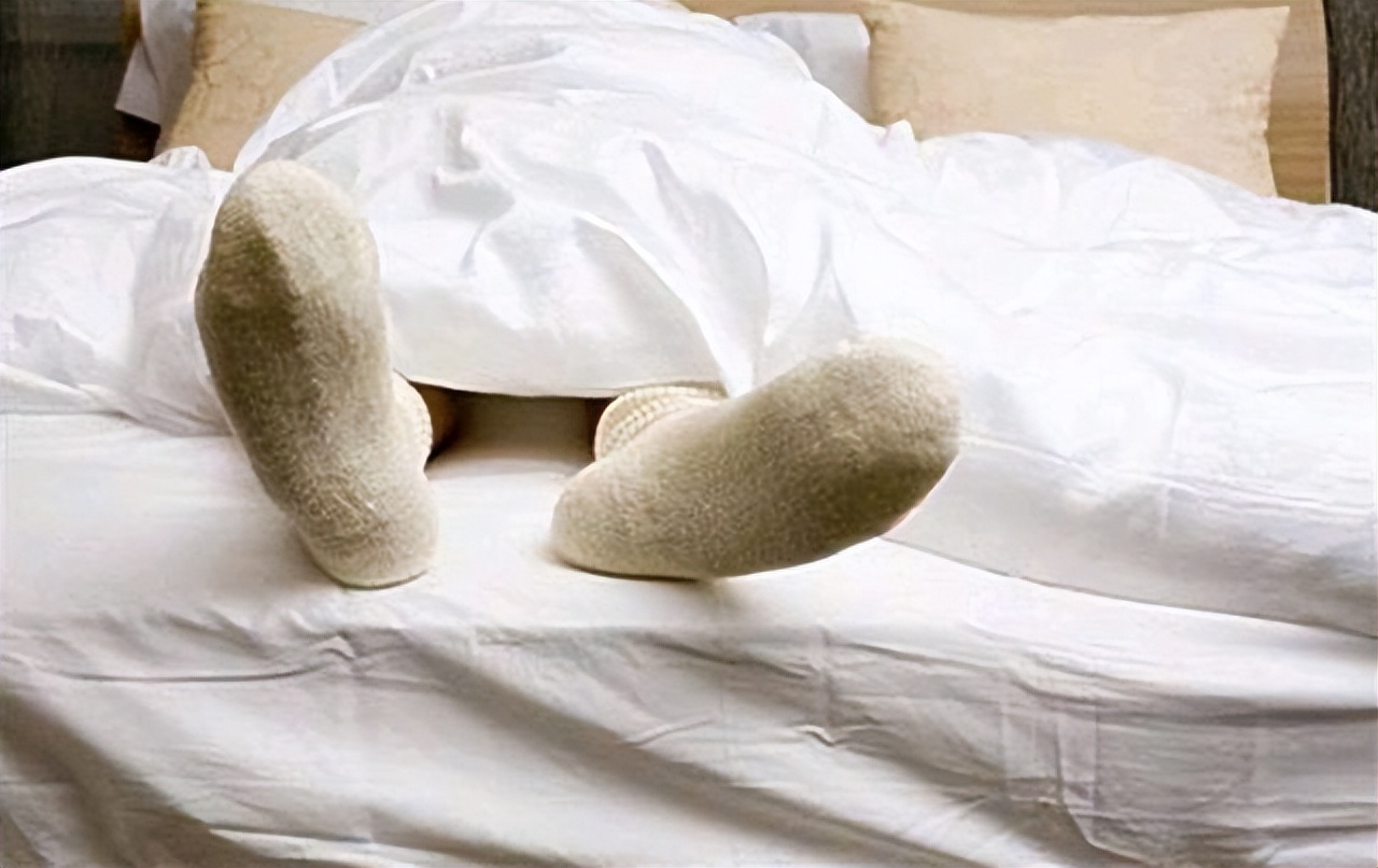 睡觉时把脚露在外面睡觉时脚露在外边