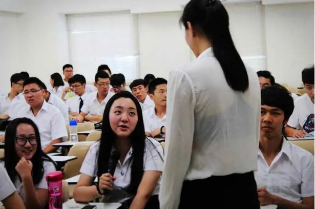 大学校园里的“潜规则”，导员一般只会暗示，无知新生容易吃亏