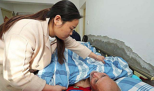 安徽光棍兄弟收养弃婴，给拖拉机装土赚奶粉钱，34年后女婴成教师