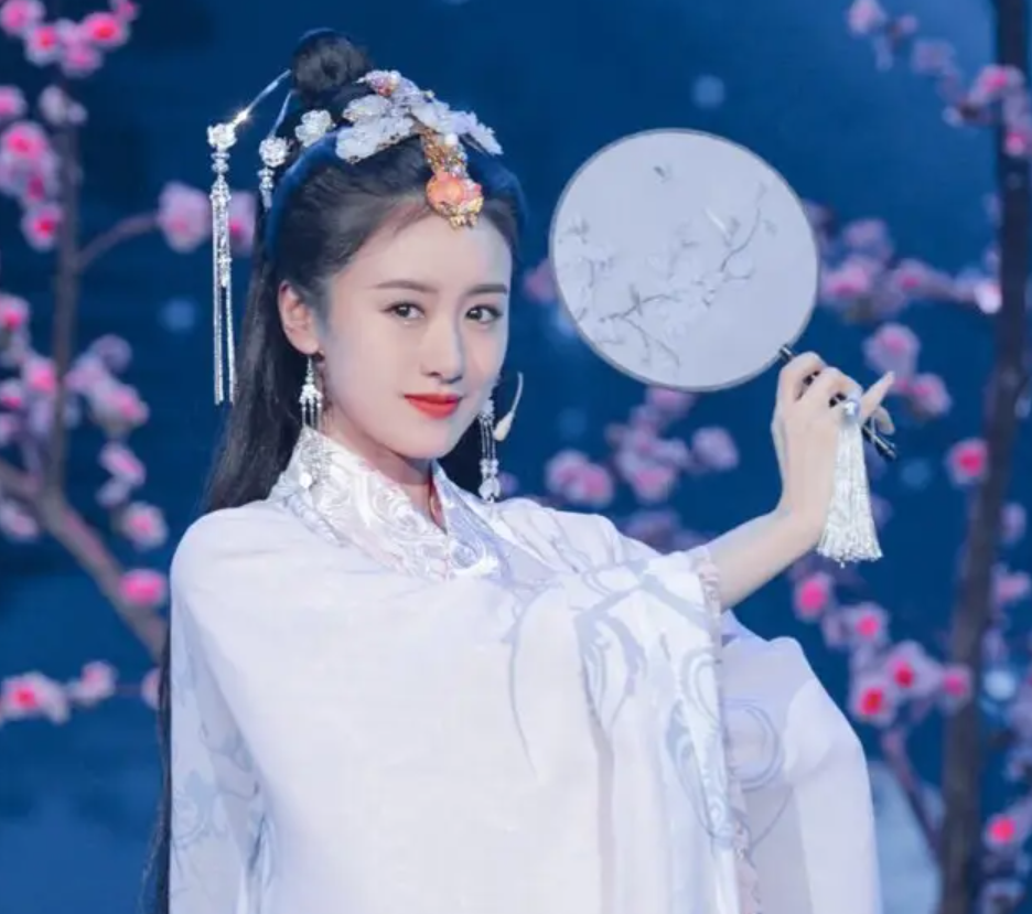 袁冰妍新图又撞脸赵丽颖，被曝将出演杨幂新剧女二，资源降级？