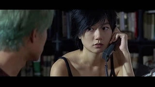 她曾得到王家卫的青睐，凭借“尺度片”一脱成名，如今42岁仍单身