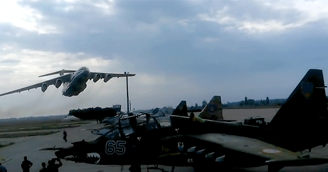 这不是月球上的画面,这是在地球上空拍摄的一个巨大陨石坑.