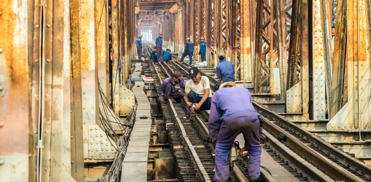 電動概念摩托車：在鐵軌上奔馳的電動摩托，鐵軌公路雙用