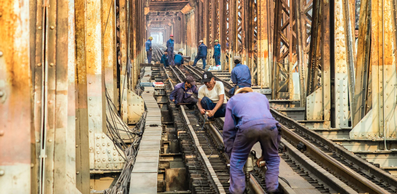 电动概念摩托车：在铁轨上奔驰的电动摩托，铁轨公路双用