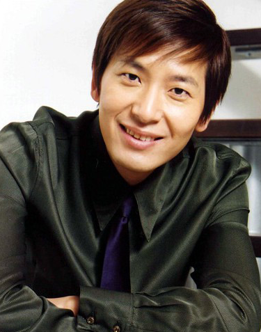 双眼皮如今变成颜值分水岭，有人靠它提升颜值，有人变身悲伤蛙