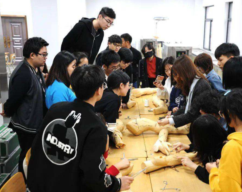 90后美女入殓师李淑萍：从不主动和人握手，一天只能缝合一具遗体