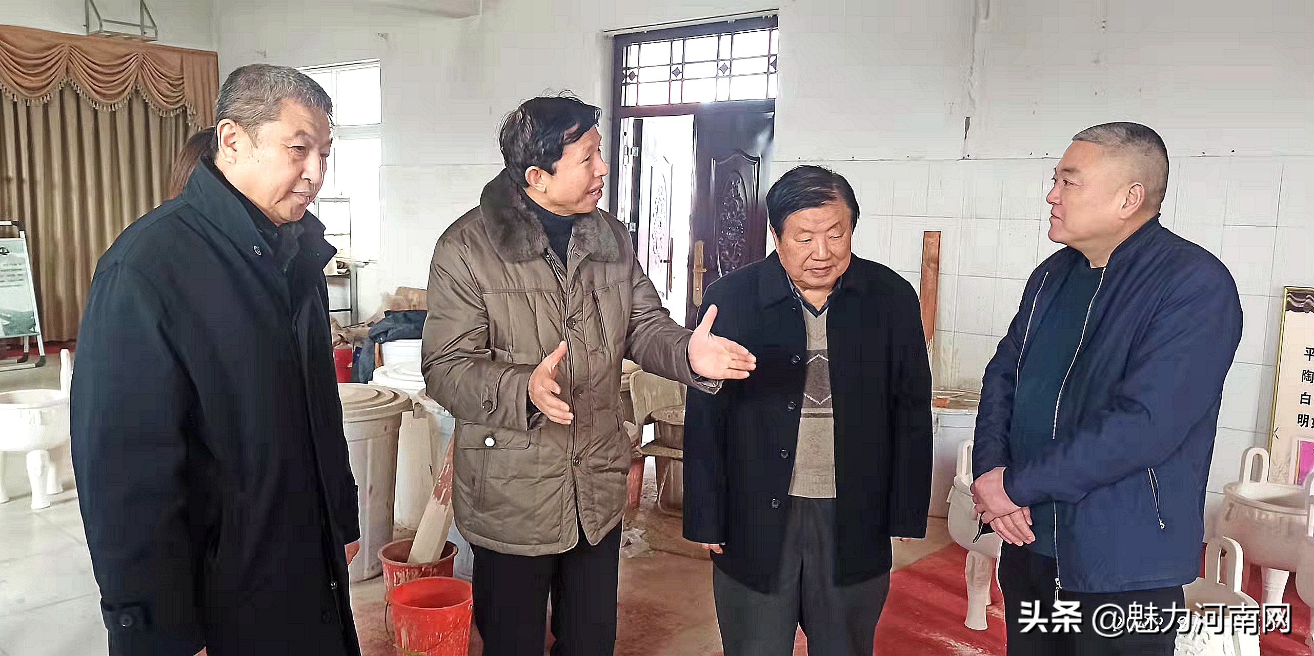 新乡市老年学学会文旅工作站在辉县市太行柴瓷基地举行挂牌仪式