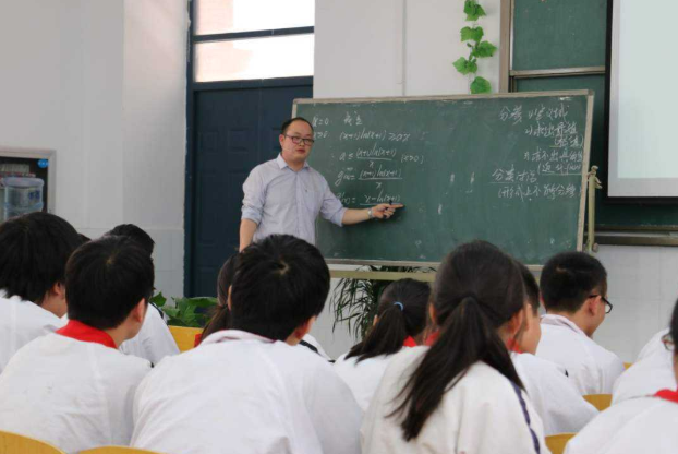 教师工资有新变化，或将实行绩效工资新方案，教师们喜忧参半