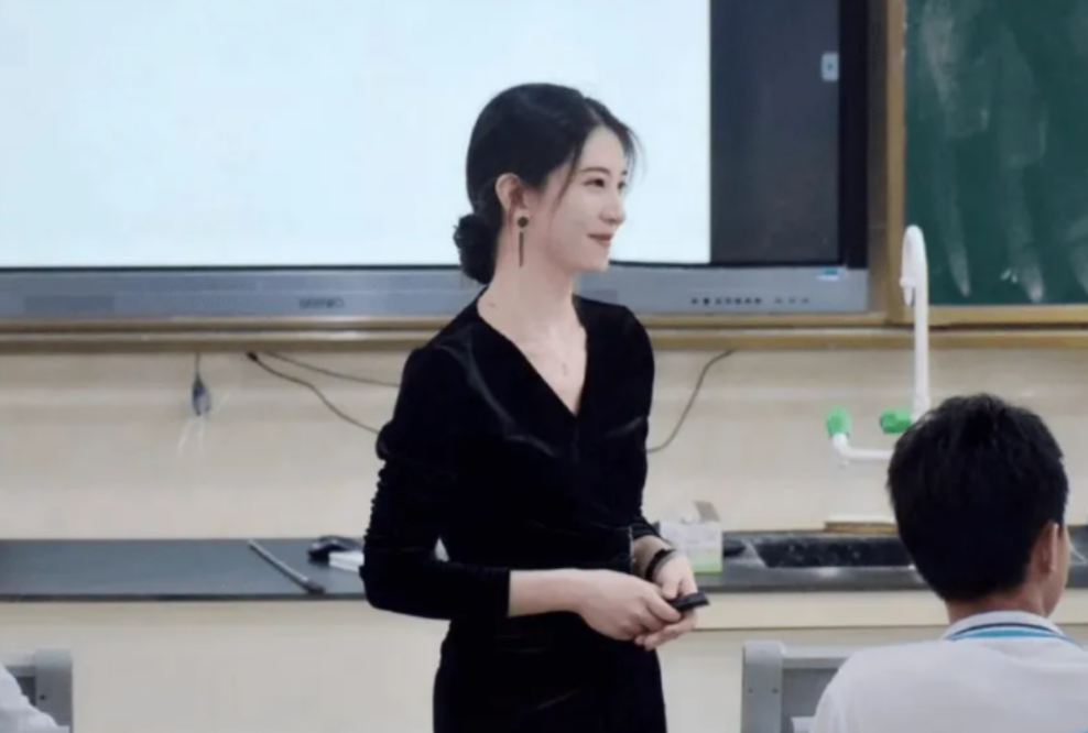 上海某高校老师撞脸“靳东”，颜值与才华并存，他的课学生从不逃