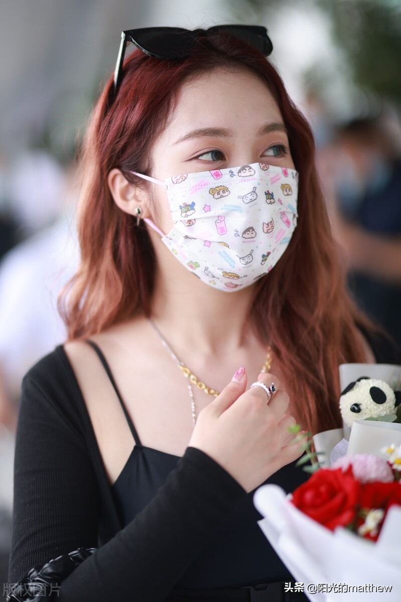 符雅凝金色长发时尚亮丽，对镜比V更活泼俏皮