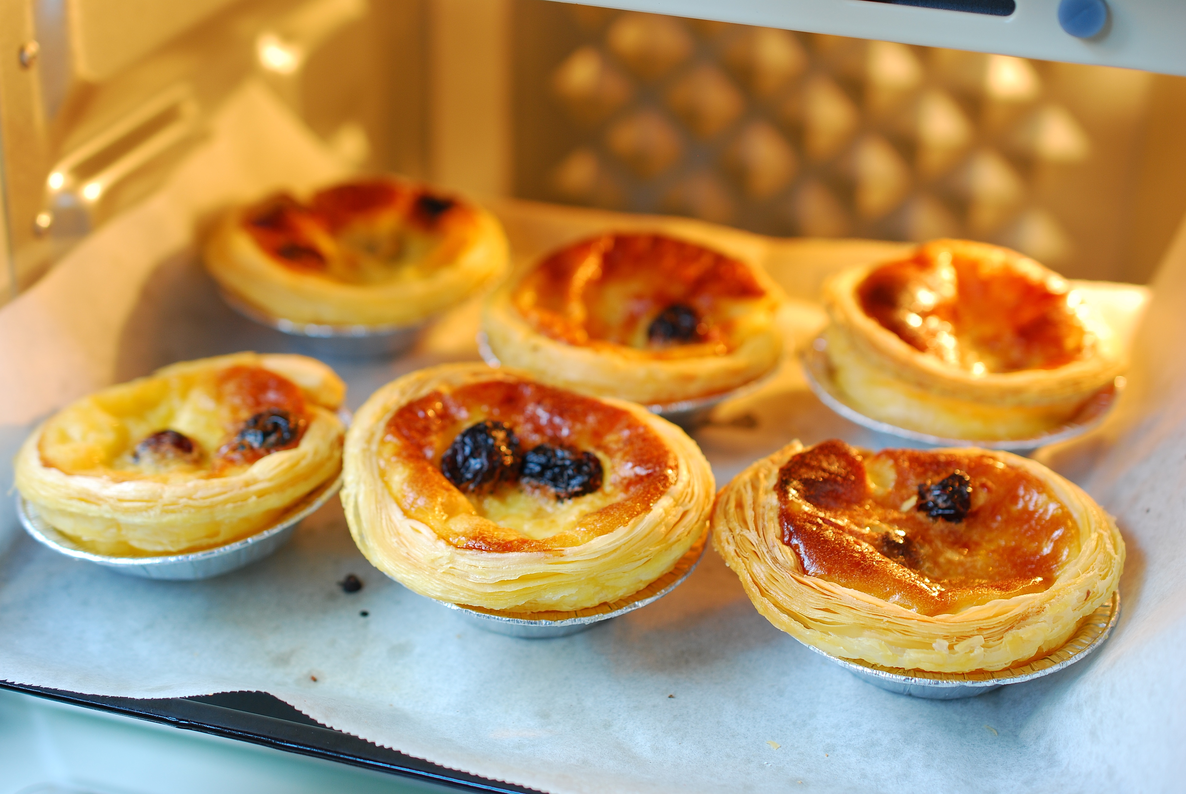 我做蛋挞从来不用淡奶油,1个鸡蛋1杯牛奶就行,谁做谁成功