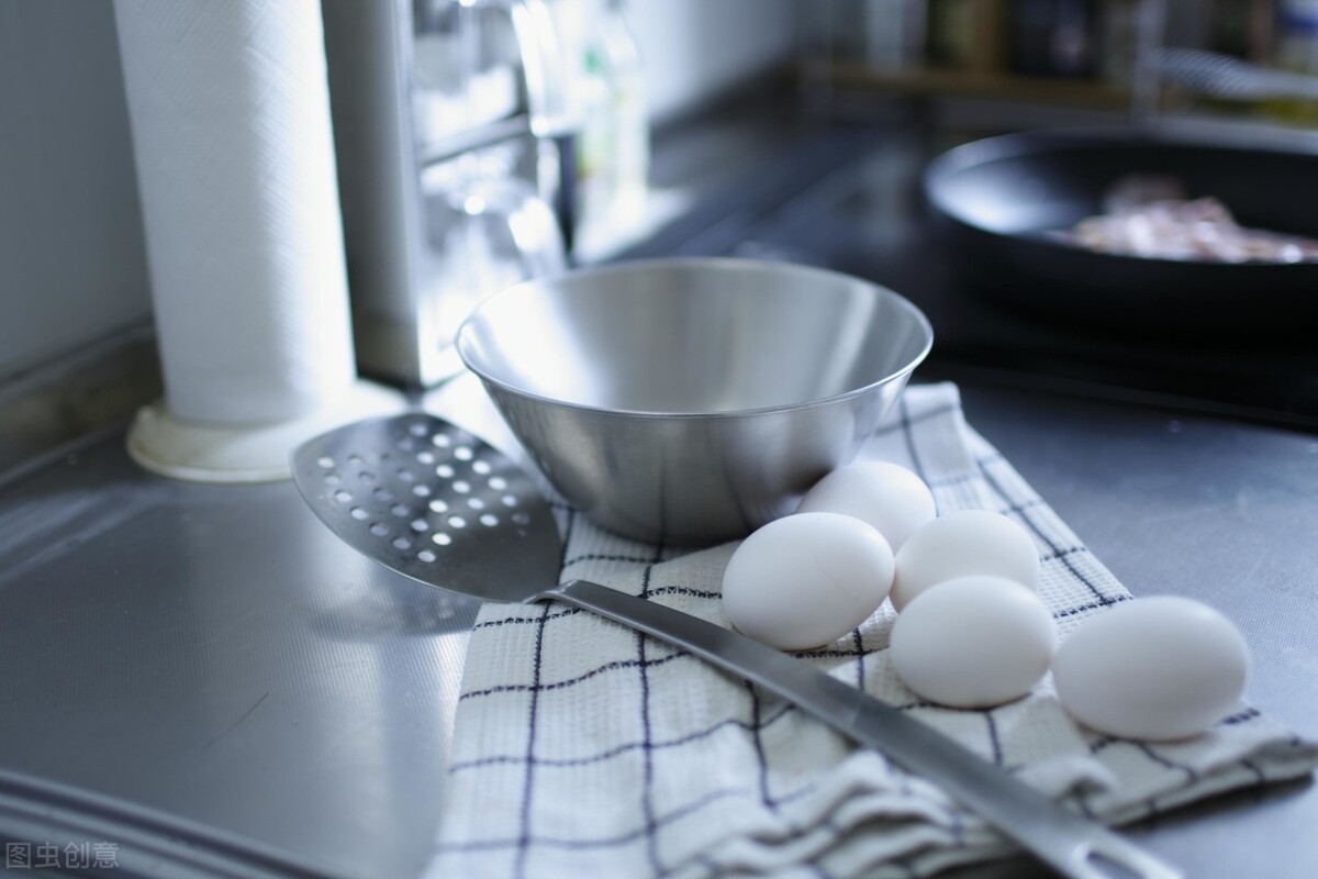 热饭进毒饭出，有害瓷碗遭曝光，释放三聚氰胺和甲醛，家长还在买