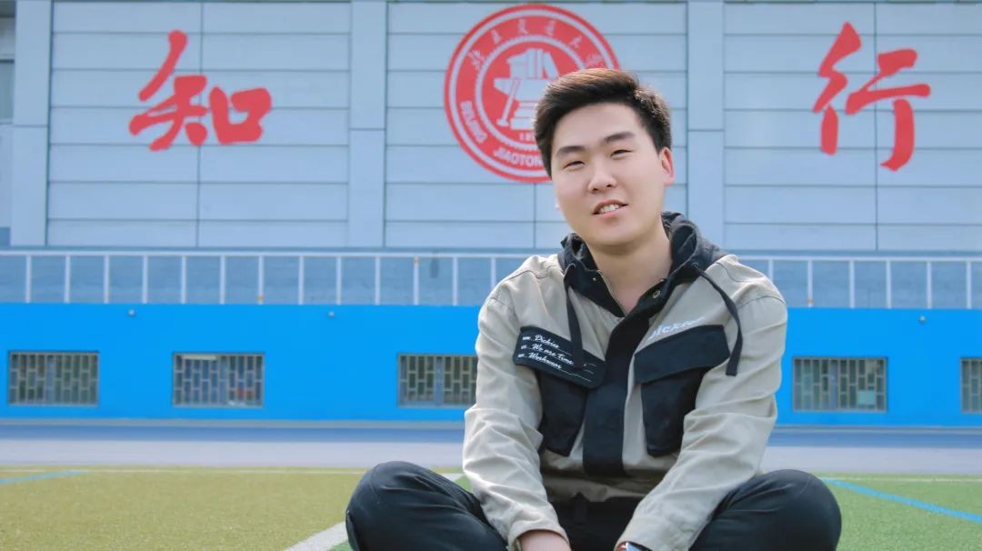 他来自河南，考入北京名校，任学生会主席，如今获保送资格，并担任辅导员！