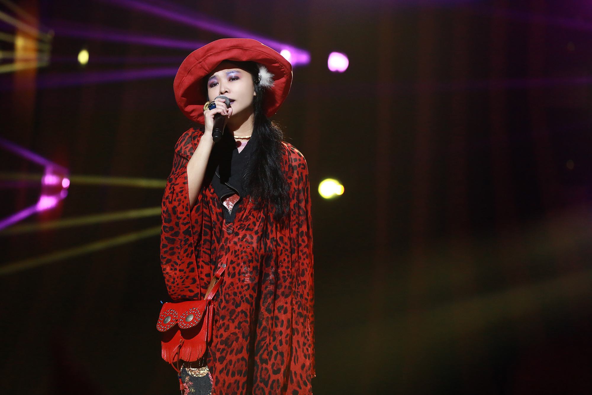 过气女明星窘况：街头卖唱、破产、卑微求工作，风光不再