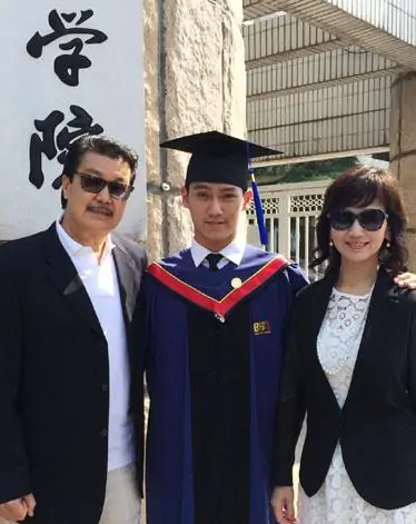 68岁赵雅芝与儿子同框，保养得当在他面前如少女，俩人相处似朋友