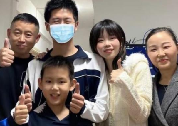 "国民儿子"孙卓学习不错,母亲第一次为他开家长会,满眼的宠爱