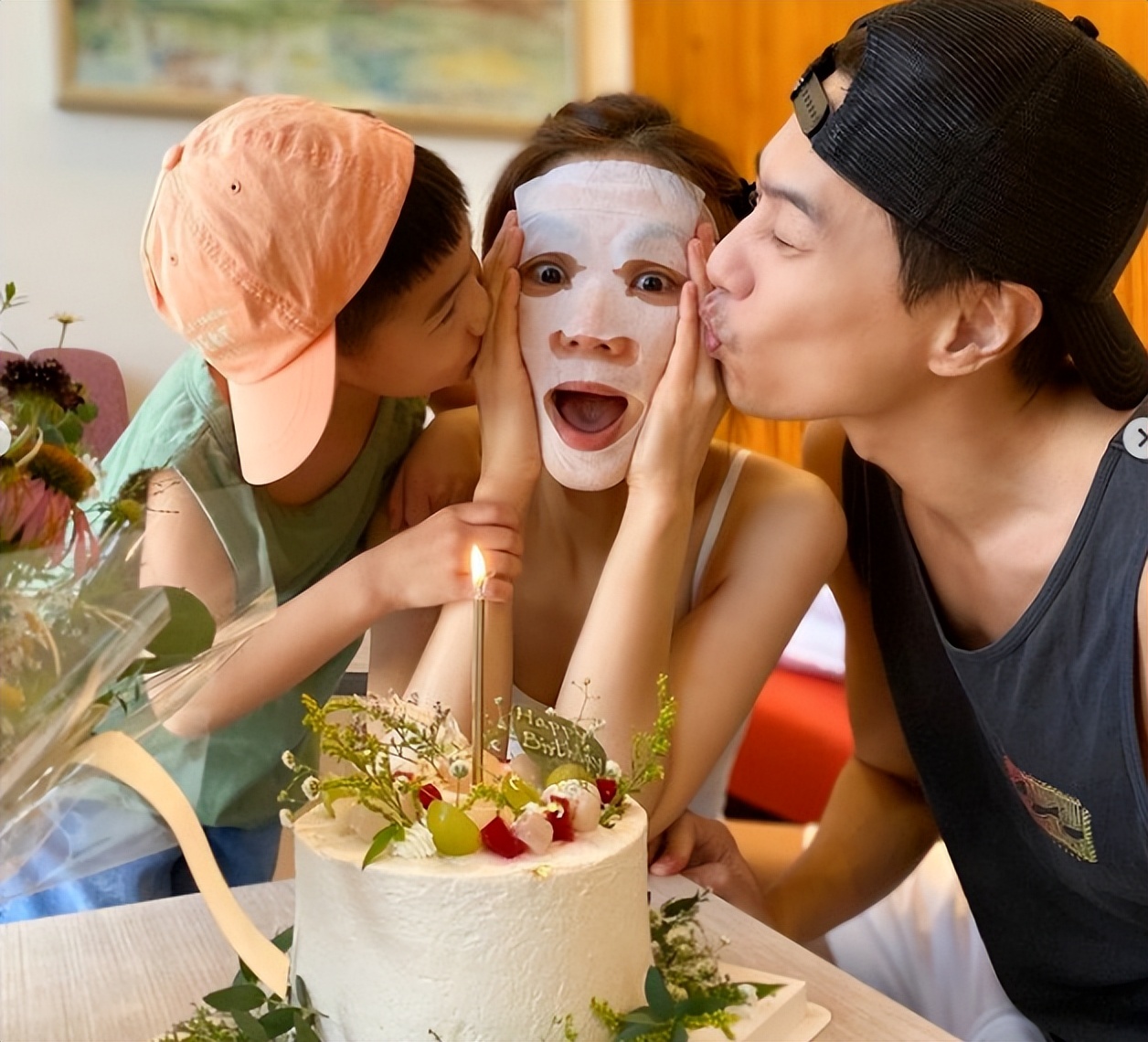 Ella晒全家福庆祝41岁生日，被老公儿子左右夹吻，一家三口超幸福