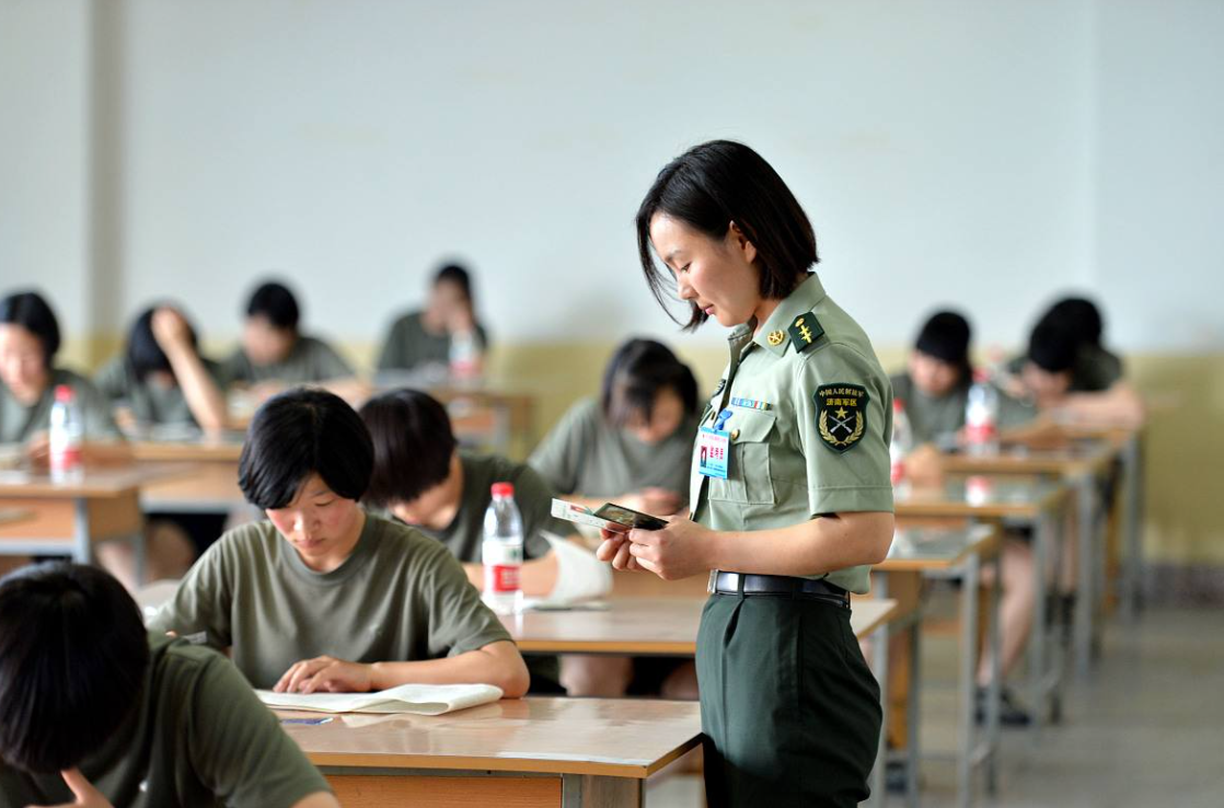 “铁饭碗”职业排名更新，军队文职成为榜首，公务员排名出乎意料