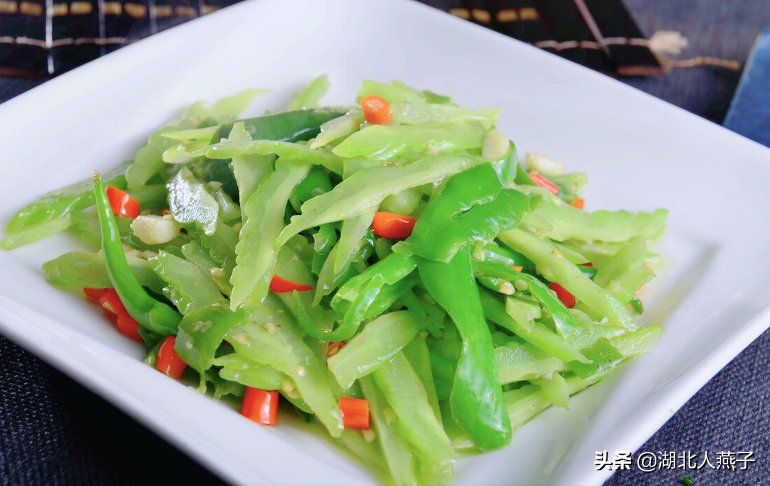 做法:1,苦瓜洗净切开去掉瓜瓤瓜籽,青椒洗净切开,去掉辣椒籽,小米辣