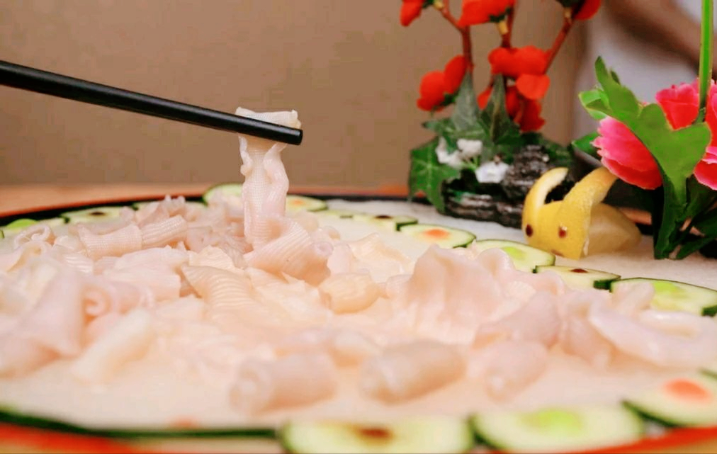 广东的"沙虫刺身",口感爽脆,鲜味十足,外地人宁愿挨饿也不吃