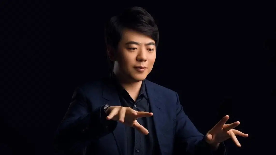 63岁杨丽萍视频秀舞指甲折断成热闻，明星天价身体部位知多少