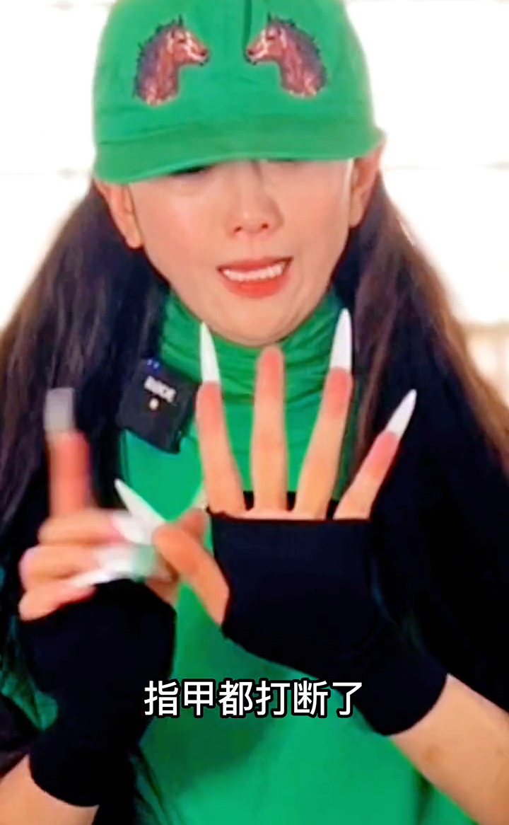 63岁杨丽萍视频秀舞指甲折断成热闻，明星天价身体部位知多少