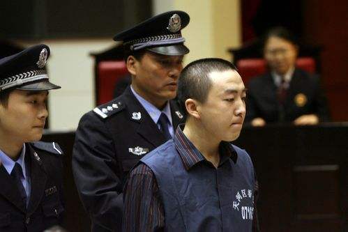 2006年，小伙因ATM机故障多取17万，被判无期后不服，重审改判5年