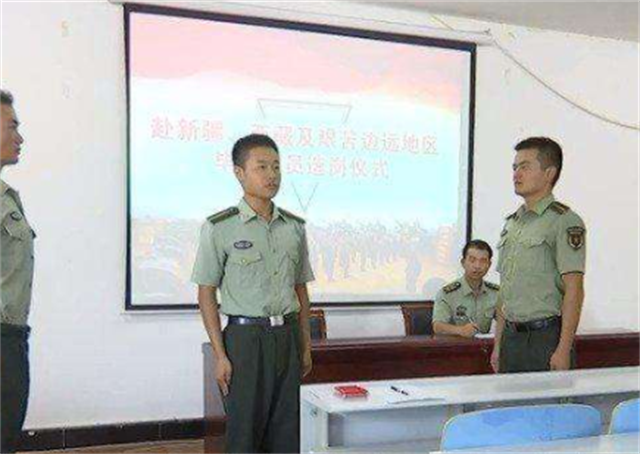 5年过去了，当年在工地上收到大学通知书的搬砖男孩，当上了军官