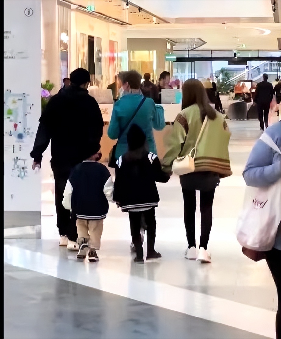 周杰伦全家出游，助理检查路人手机禁止拍照，网友建议当事人报警