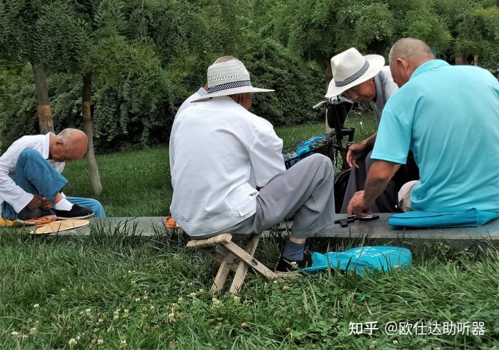 怎么去给老年人选择助听器呢？