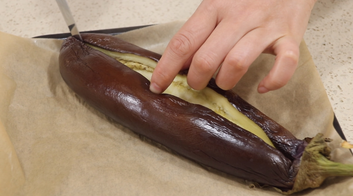 冬天里茄子还能这样吃，往里面打入一个鸡蛋，真香！别不懂吃