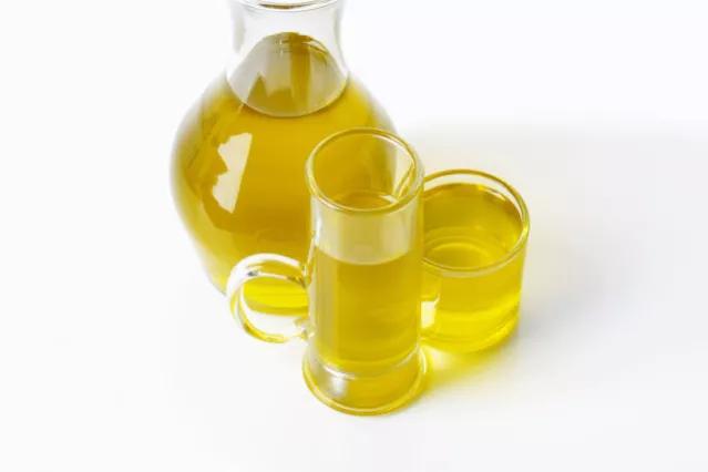 广东4款放心橄榄油，经鉴别由100%橄榄果冷榨精制，维生素均达7种