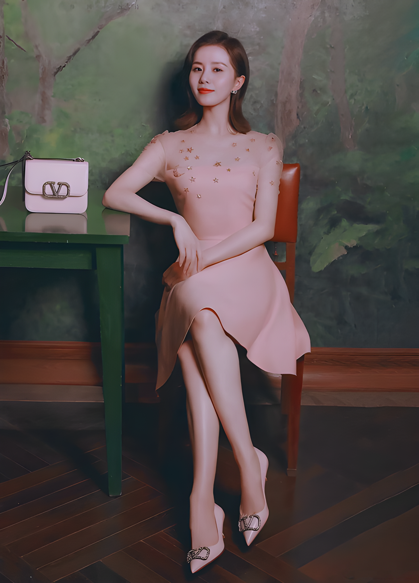 刘诗诗，气质优雅，内敛进取，完美彰显都市女性的时尚风采