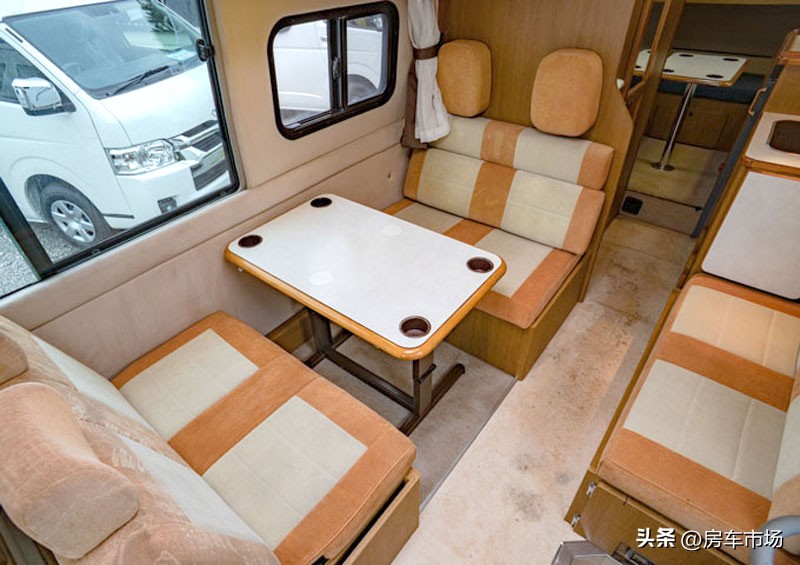 日产中巴改装房车，4.5升动力，双会客区，三张床睡下全家6口人