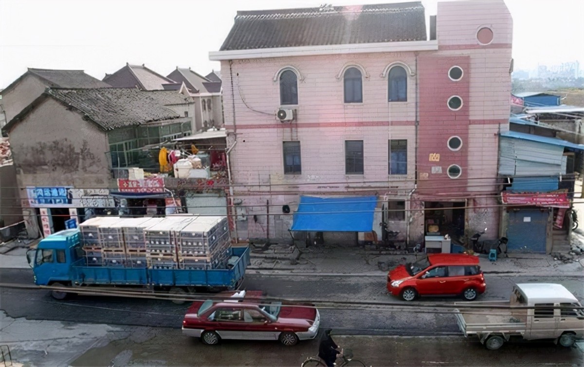 上海马路上的“豪宅”：要6套房加一块宅基地才肯拆，14年后搬走