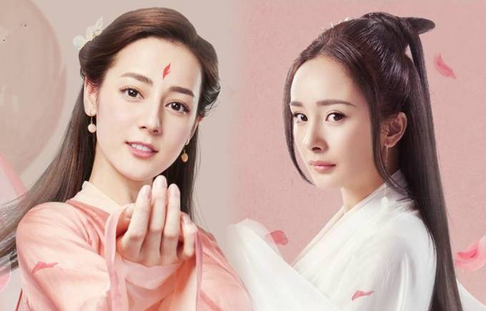 杨幂穿抹胸长裙亮相，露精致曲线蚂蚁腰，与小6岁热巴站着如姐妹