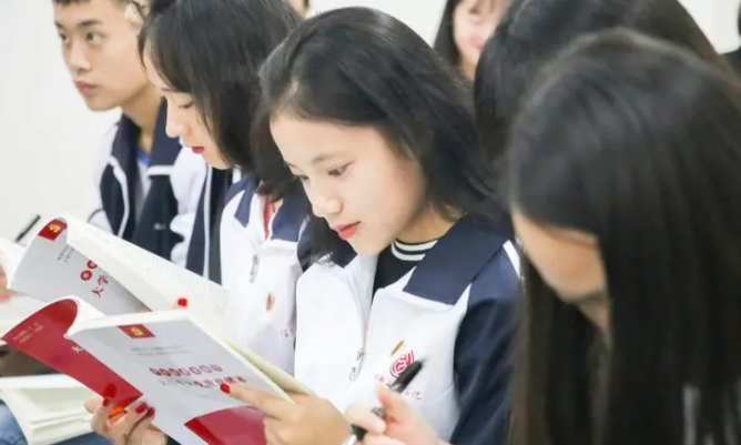 大学生入党决定权在2人手里，跟成绩无关，学生得罪错人还不自知