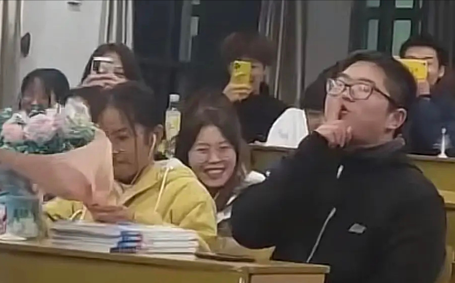 男大学生在教室当众表白，没经过女生同意就“强吻”，旁观者怒了