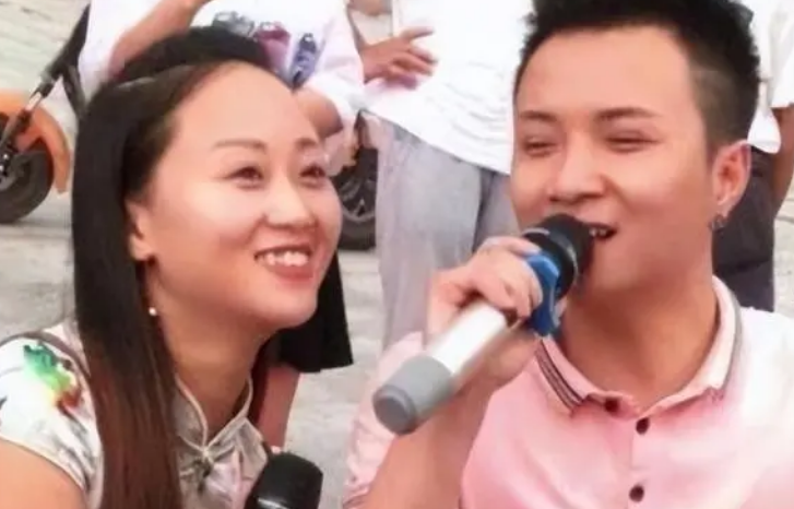 无腿丈夫出轨女粉丝，断臂妻子带孩子回老家，2年后结果大快人心