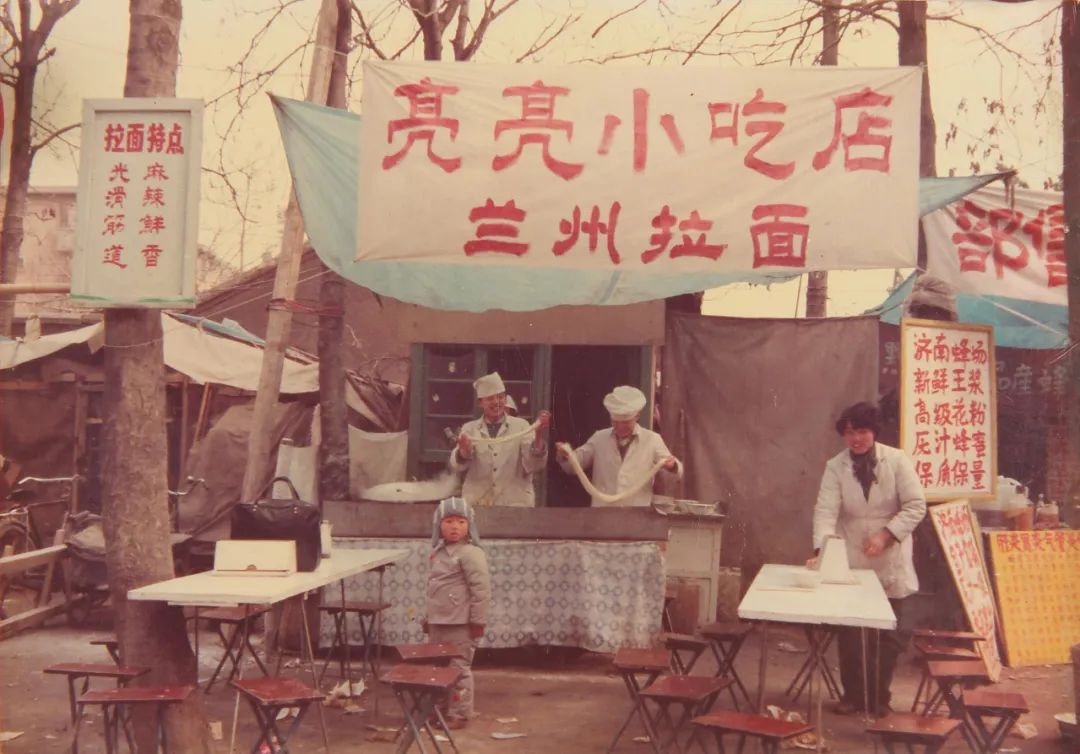 济南英雄山早市，2个20岁青年卖拉面和瓜子，30年做出2个知名品牌