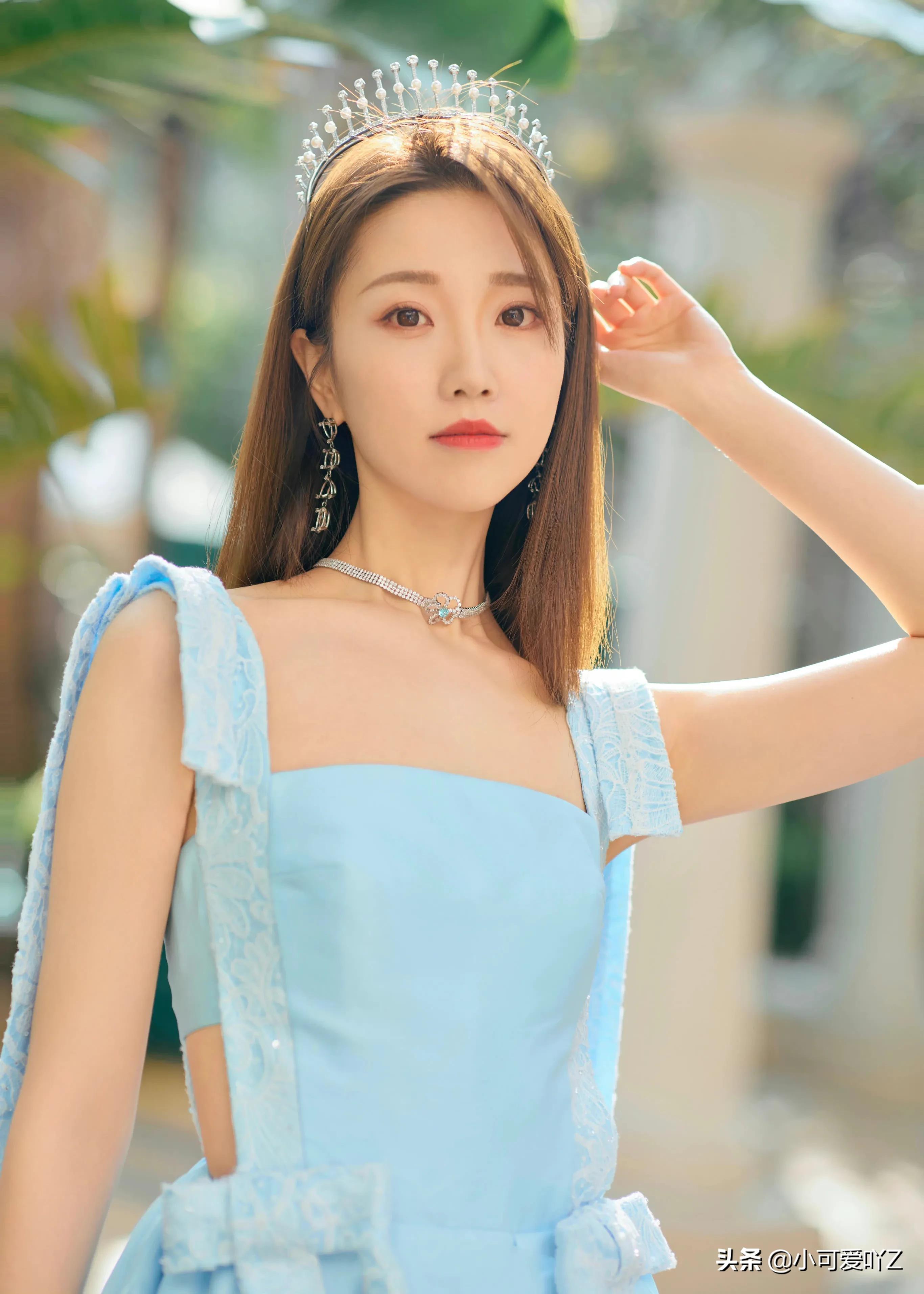 张纯烨，红粉蓝绿黑裙装，各有各的惊艳美丽